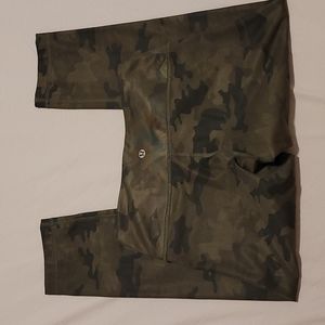 Lululemon Dark Green Camo Leggings Sz 4 (Capri length)